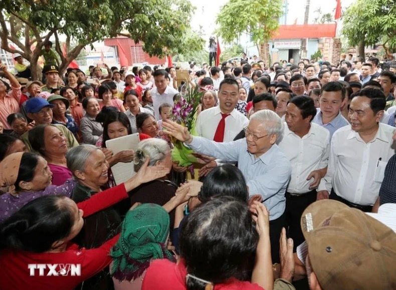 Tổng Bí thư Nguyễn Phú Trọng với nhân dân tại thôn Thượng Điện, xã Vinh Quang, huyện Vĩnh Bảo trong Ngày hội đại đoàn kết toàn dân tộc tại thành phố Hải Phòng (15/11/2017).