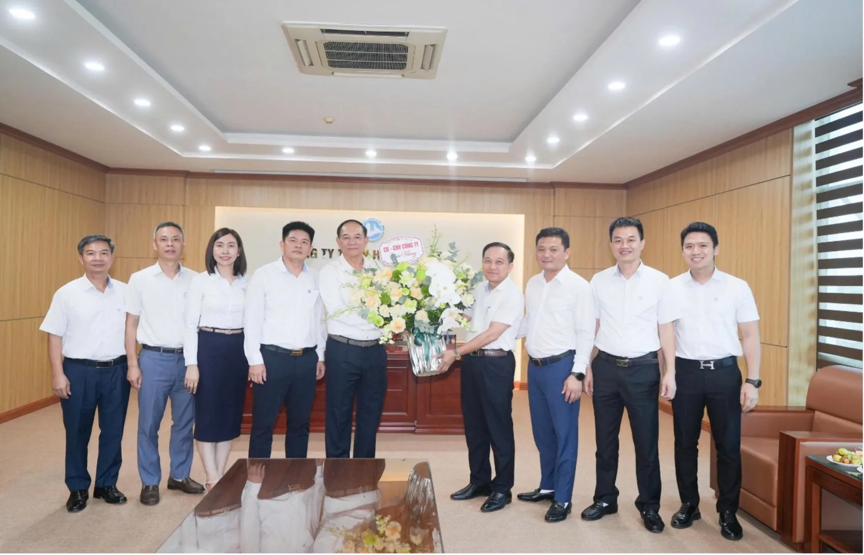 Các Đ/c lãnh đạo Công ty tặng hoa chúc mừng Đ.c Phạm Duy Hưng - Bí thư Đảng uỷ, Giám đốc Công ty Than Hạ Long - TKV.