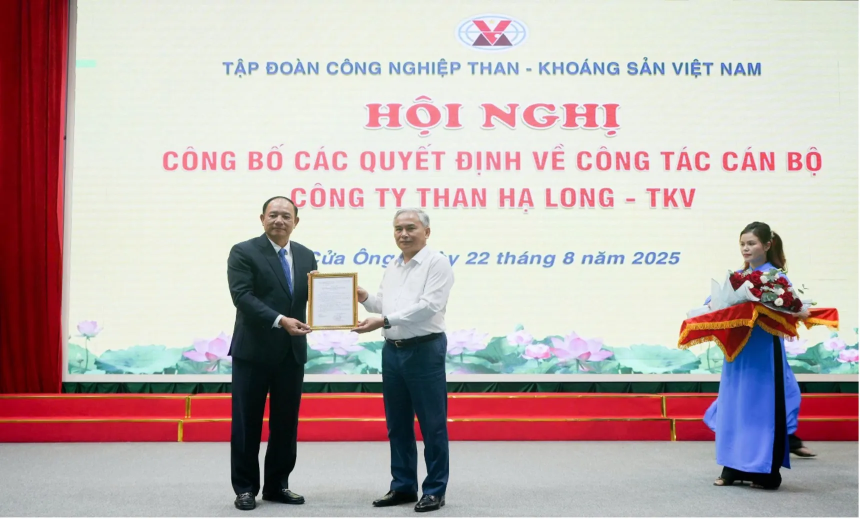 Đ/c Vũ Anh Tuấn - Phó Bí thư Đảng uỷ, Tổng Giám đốc Tập đoàn TKV trao các quyết định bổ nhiệm, chỉ định Đ/c Phạm Duy Hưng - Bí thư Đảng uỷ, Giám đốc Công ty Than Hạ Long - TKV.
