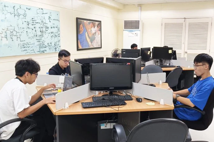 Nhóm sinh viên Đại học Quốc gia Hà Nội tham dự cuộc thi thiết kế vi mạch bán dẫn Đông Nam Á. Ảnh: Viện CNTT 