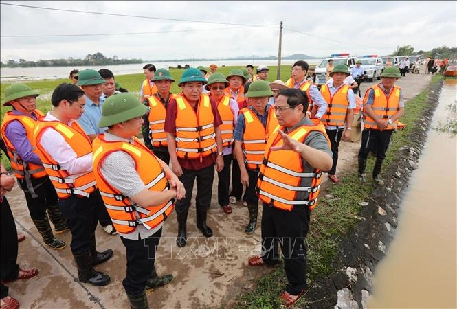 Thủ tướng Phạm Minh Chính kiểm tra khu vực cầu Đá, thôn Hạ Lát, xã Tiên Sơn, huyện Việt Yên. Ảnh: Danh Lam/TTXVN