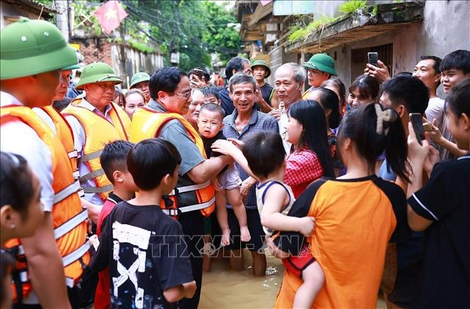 Thủ tướng Phạm Minh Chính thăm hỏi động viên nhân dân xã Vân Hà, huyện Việt Yên, tỉnh Bắc Giang. Ảnh: Dương Giang/TTXVN