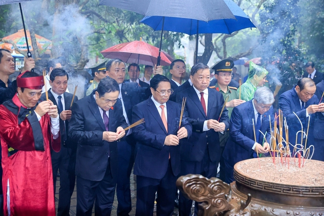Lễ dâng hương do Đảng bộ, chính quyền và nhân dân tỉnh Phú Thọ thay mặt đồng bào, chiến sĩ cả nước và kiều bào ta ở nước ngoài tổ chức. (Ảnh: VGP)