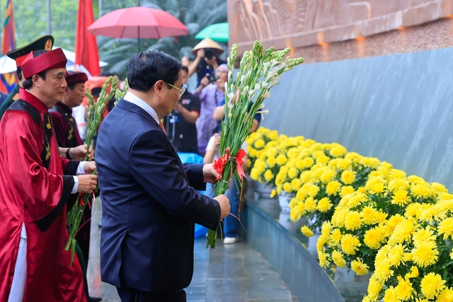 Thủ tướng Phạm Minh Chính dâng hoa tại Bức phù điêu Bác Hồ nói chuyện với cán bộ, chiến sĩ Đại đoàn quân Tiên Phong tại Ngã năm Đền Giếng. (Ảnh: VGP)