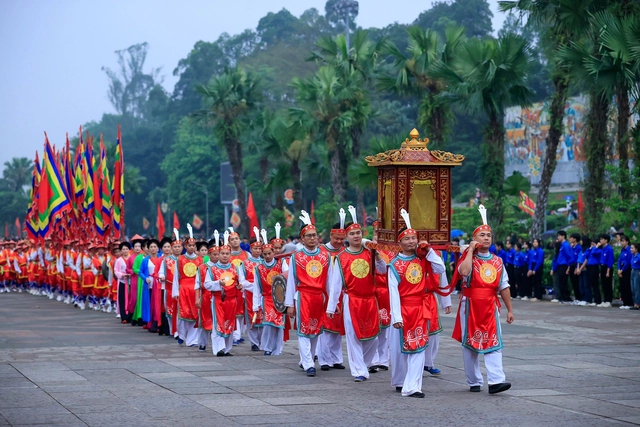Lễ dâng hương tưởng niệm các Vua Hùng là hoạt động chính quan trọng nhất trong chuỗi các sự kiện trong Lễ hội Đền Hùng và Tuần Văn hóa - Du lịch Đất Tổ năm Giáp Thìn 2024. (Ảnh: VGP)