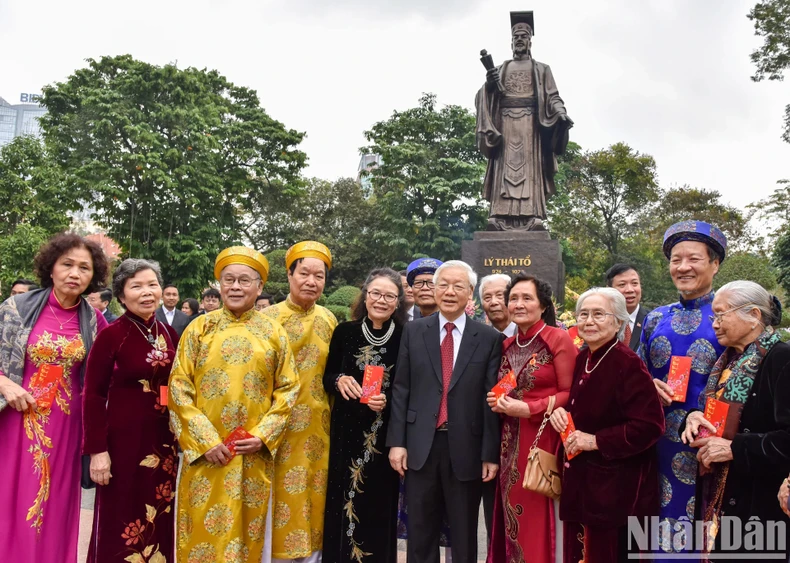 Kỷ niệm 87 năm Ngày thành lập Đảng Cộng sản Việt Nam (3/2/1930-3/2/2017), sáng 28/1 (tức mùng Một Tết), Tổng Bí thư Nguyễn Phú Trọng đã đến thăm, chúc Tết Đảng bộ, chính quyền, nhân dân thành phố Hà Nội. (Ảnh: DUY LINH)