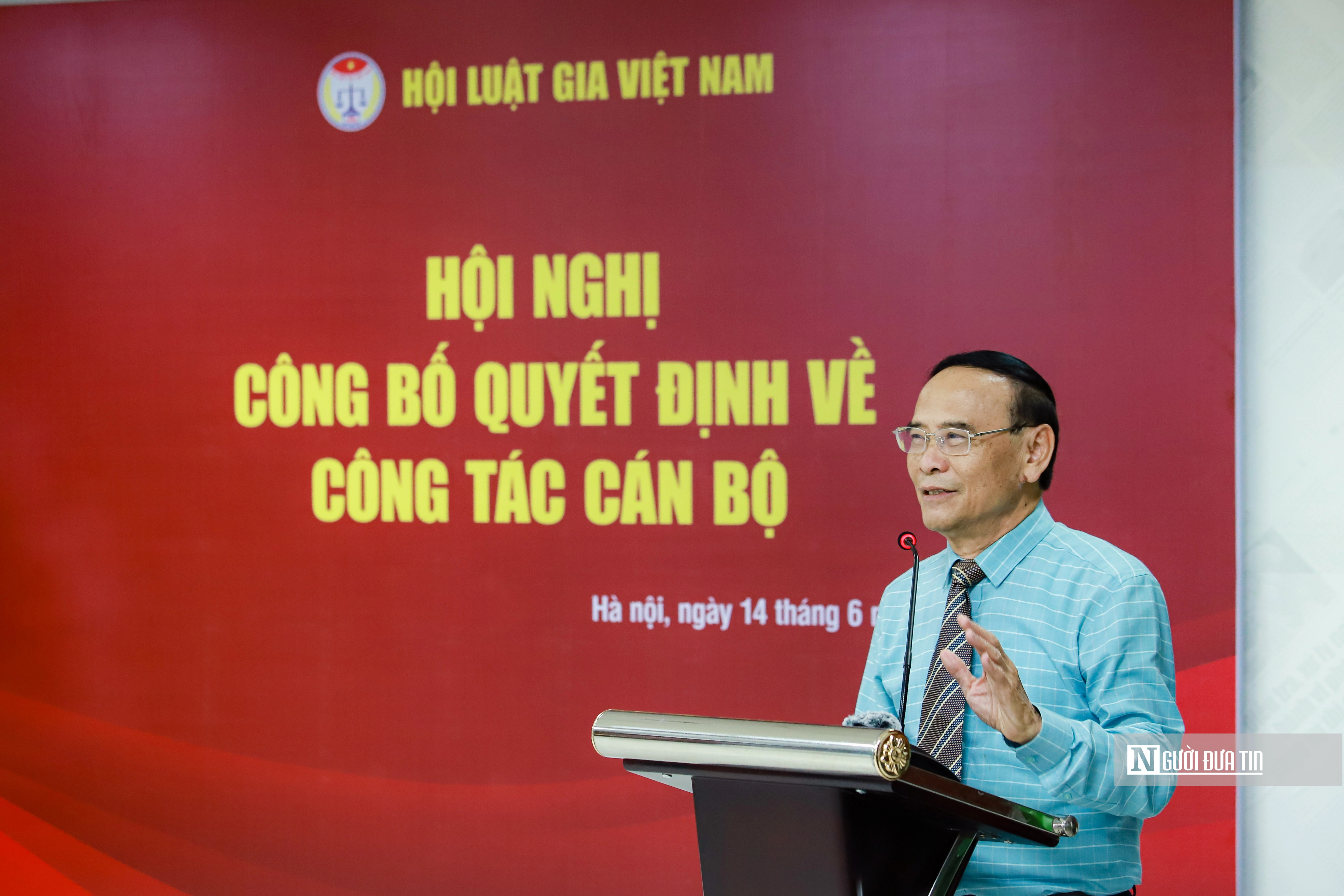 TS. Nguyễn Văn Quyền - Chủ tịch Hội Luật gia Việt Nam phát biểu, giao nhiệm vụ cho Tân Tổng biên tập Tạp chí Đời sống và Pháp luật. (Ảnh: Hữu Thắng).