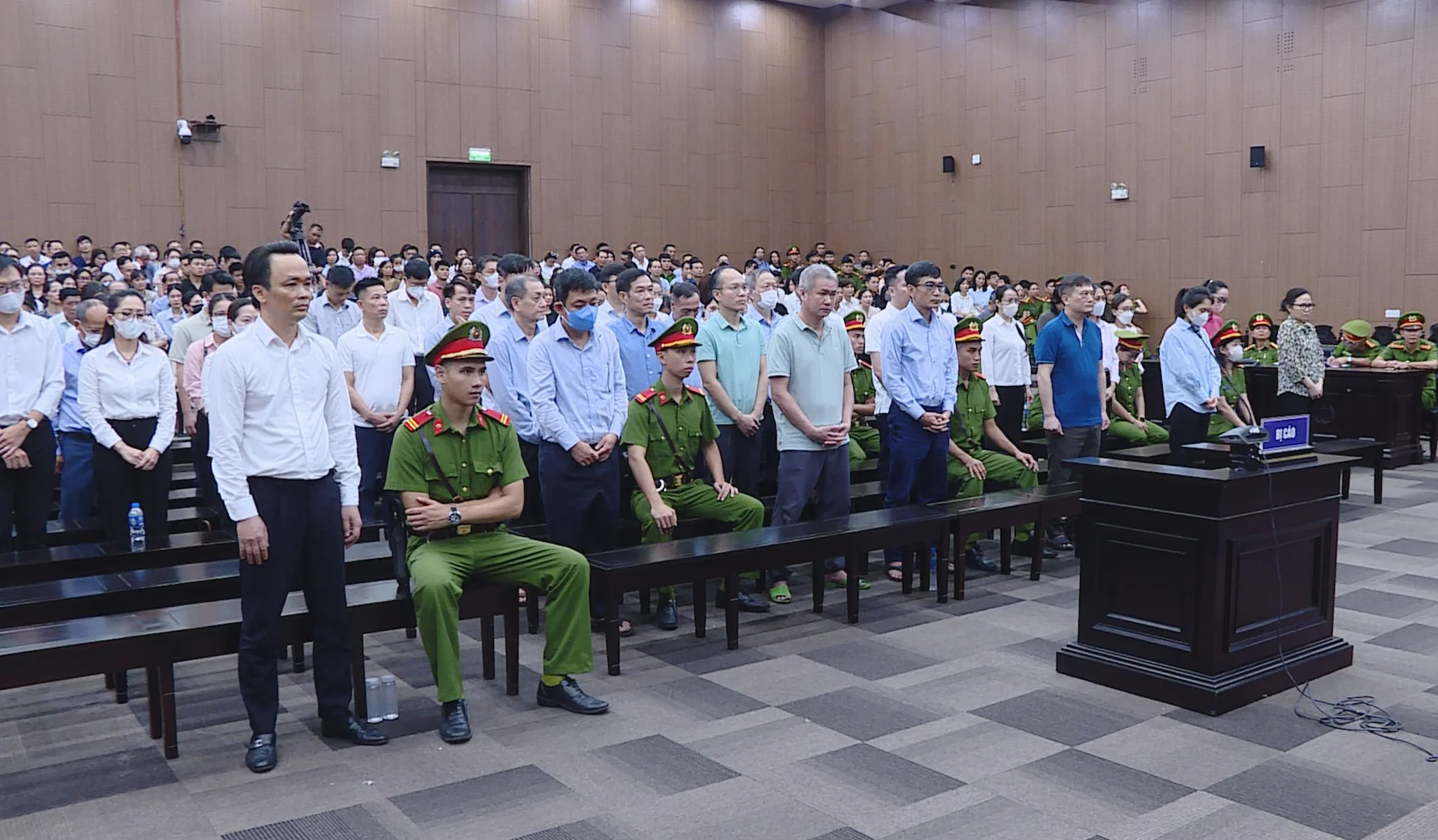 50 bị cáo nghe tuyên án sơ thẩm tại TAND Hà Nội. Ảnh: Danh Lam