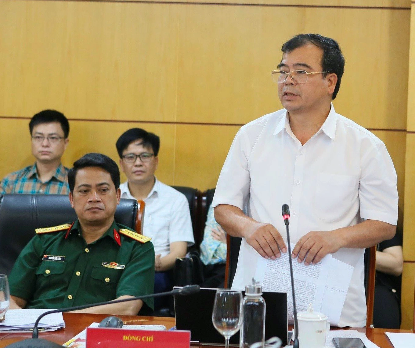 Ông Nguyễn Minh Hùng, Phó Chủ tịch UBND tỉnh Hải Dương thông tin tại cuộc họp (Ảnh: Nguyễn Thủy).