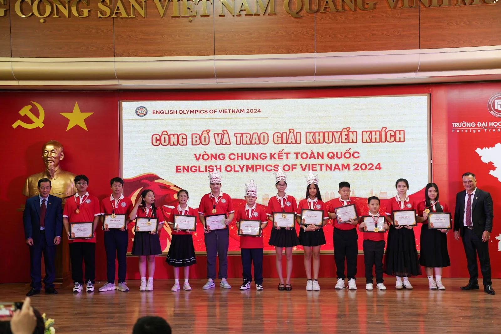 TS. Dương Duy Lâm Viên - Tổng thư ký Trung ương Hội Kỷ lục gia Việt Nam, Viện trưởng Viện Kỷ lục Việt Nam & Ông Nguyễn Đức Điệp - Phó Viện trưởng Viện nghiên cứu và Ứng dụng Việt Nam Bách nghệ Thực hành trao giải Khuyến khích cho thí sinh đội 3, đội 5 và đội 6