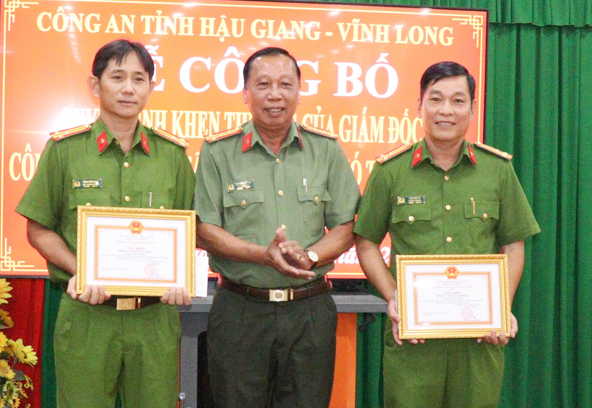 Trao khen thưởng cho lực lượng Công an tỉnh Vĩnh Long tham gia phá án, giải cứu con tin thành công. Ảnh: Công an tỉnh Vĩnh Long