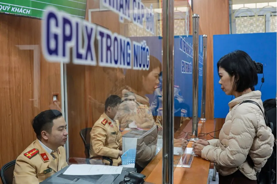 CSGT hướng dẫn người dân tại trụ sở đơn vị.