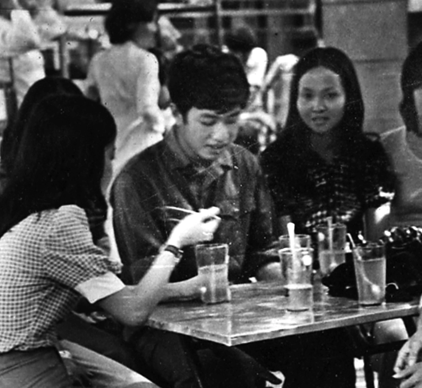 Vương Khánh Luông trong quán phở ở Sài Gòn tháng 5-1975. Tư liệu Nguyễn Hữu Tuấn