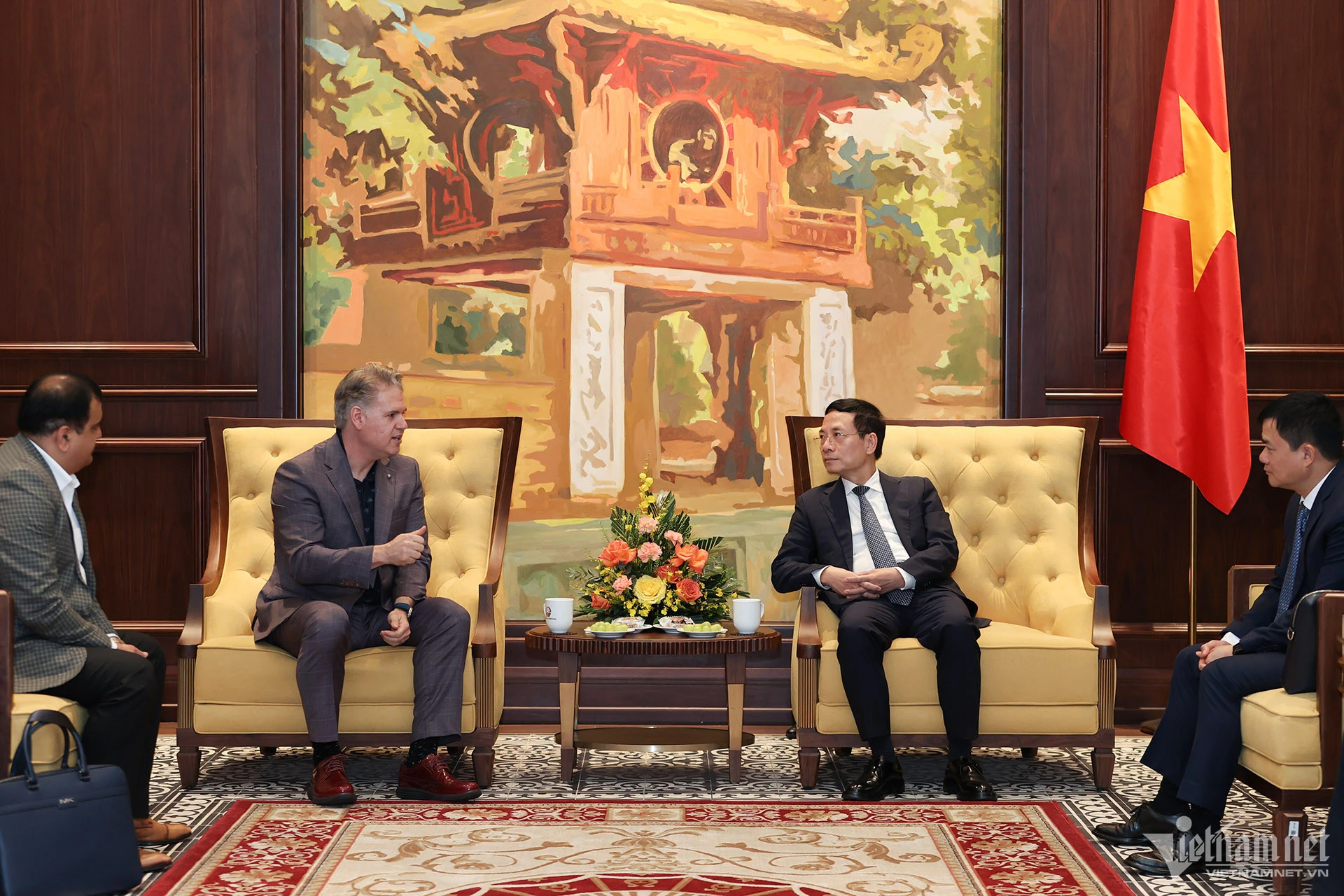 Bộ trưởng Bộ TT&TT Nguyễn Mạnh Hùng tiếp Phó Chủ tịch Nvidia Keith Strier ngày 22/4 tại Hà Nội. Ảnh: Lê Anh Dũng