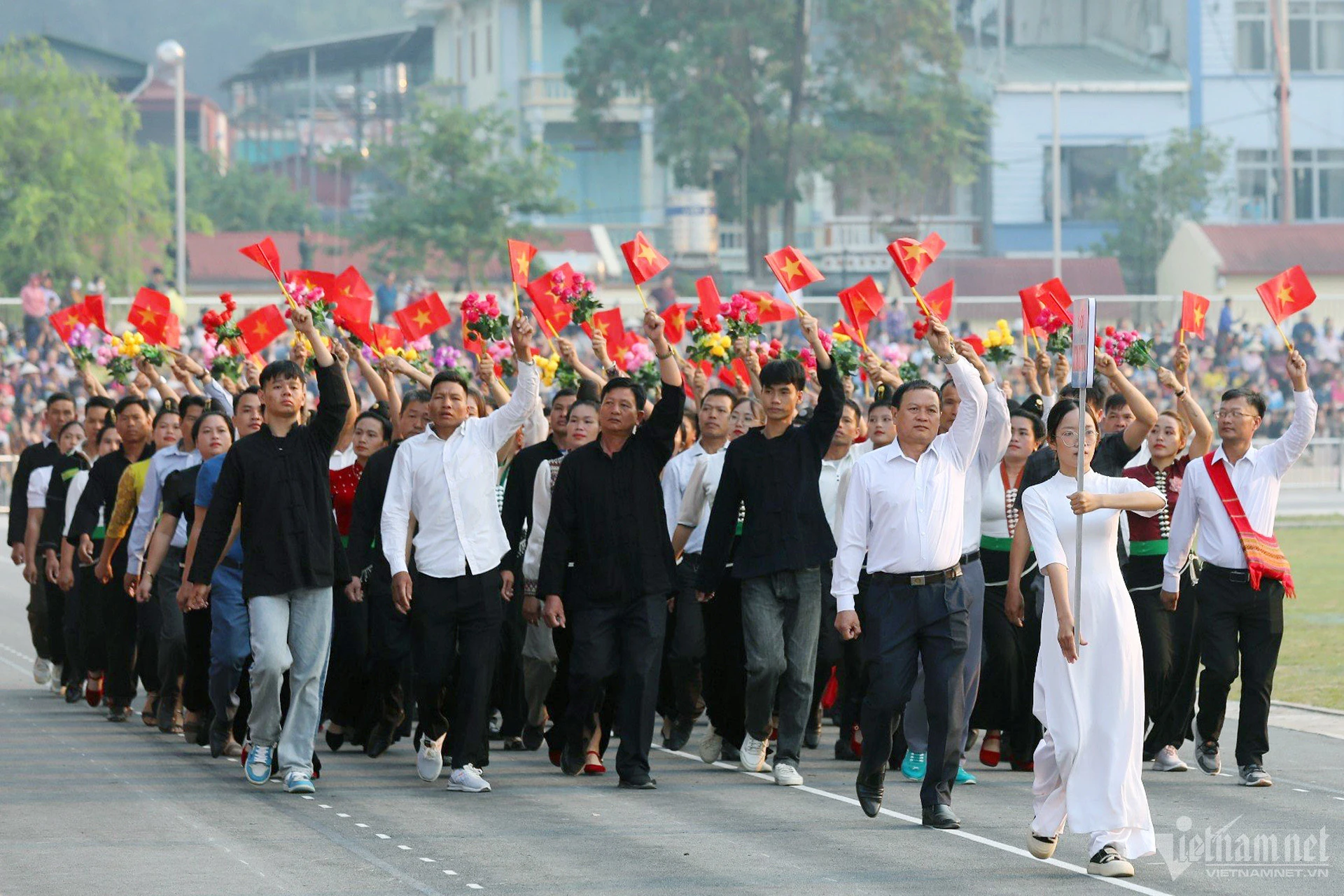 Quân đội và Công an hợp luyện diễu binh trên đường phố Điện Biên