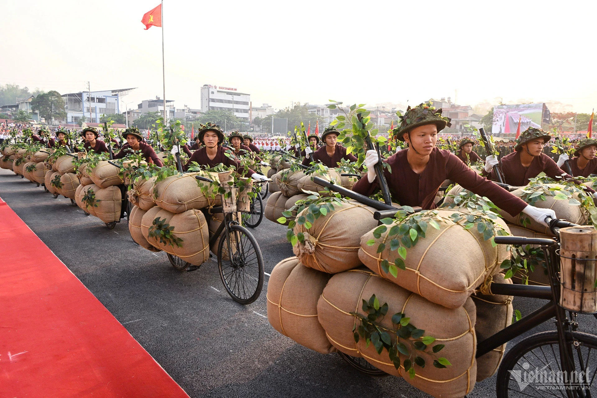 Quân đội và Công an hợp luyện diễu binh trên đường phố Điện Biên