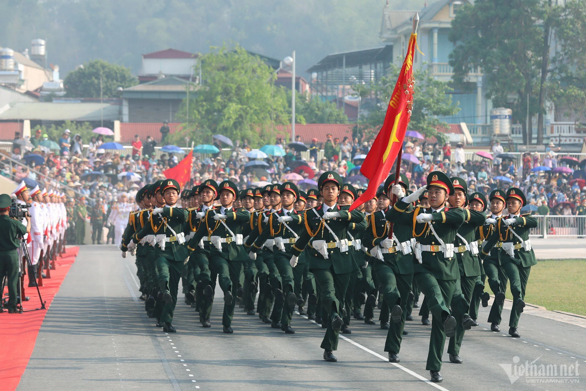 Quân đội và Công an hợp luyện diễu binh trên đường phố Điện Biên