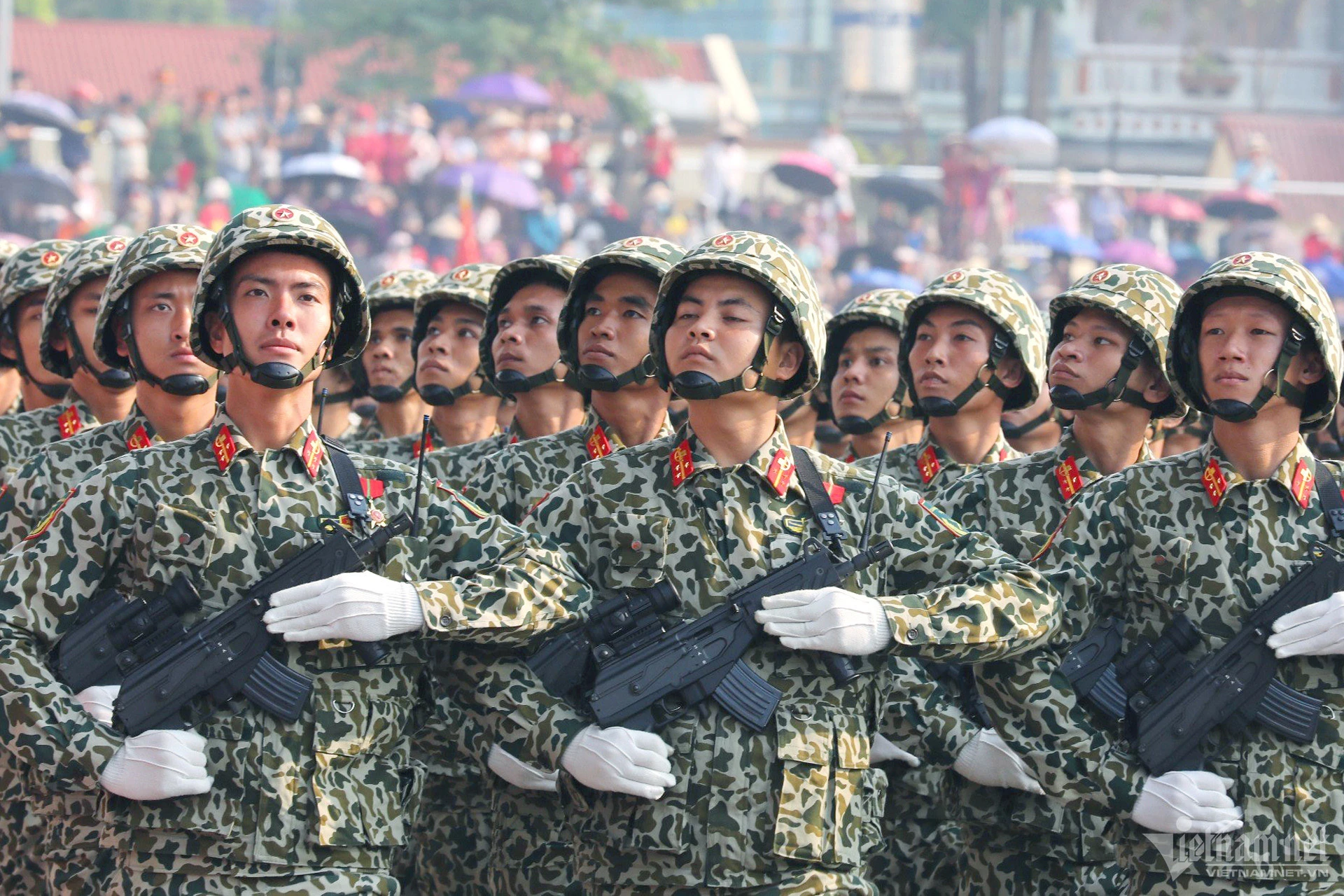 Quân đội và Công an hợp luyện diễu binh trên đường phố Điện Biên