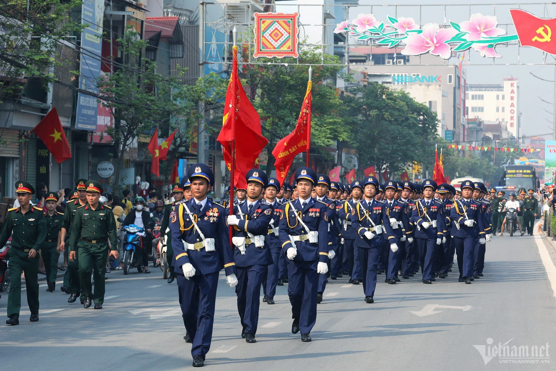 Quân đội và Công an hợp luyện diễu binh trên đường phố Điện Biên