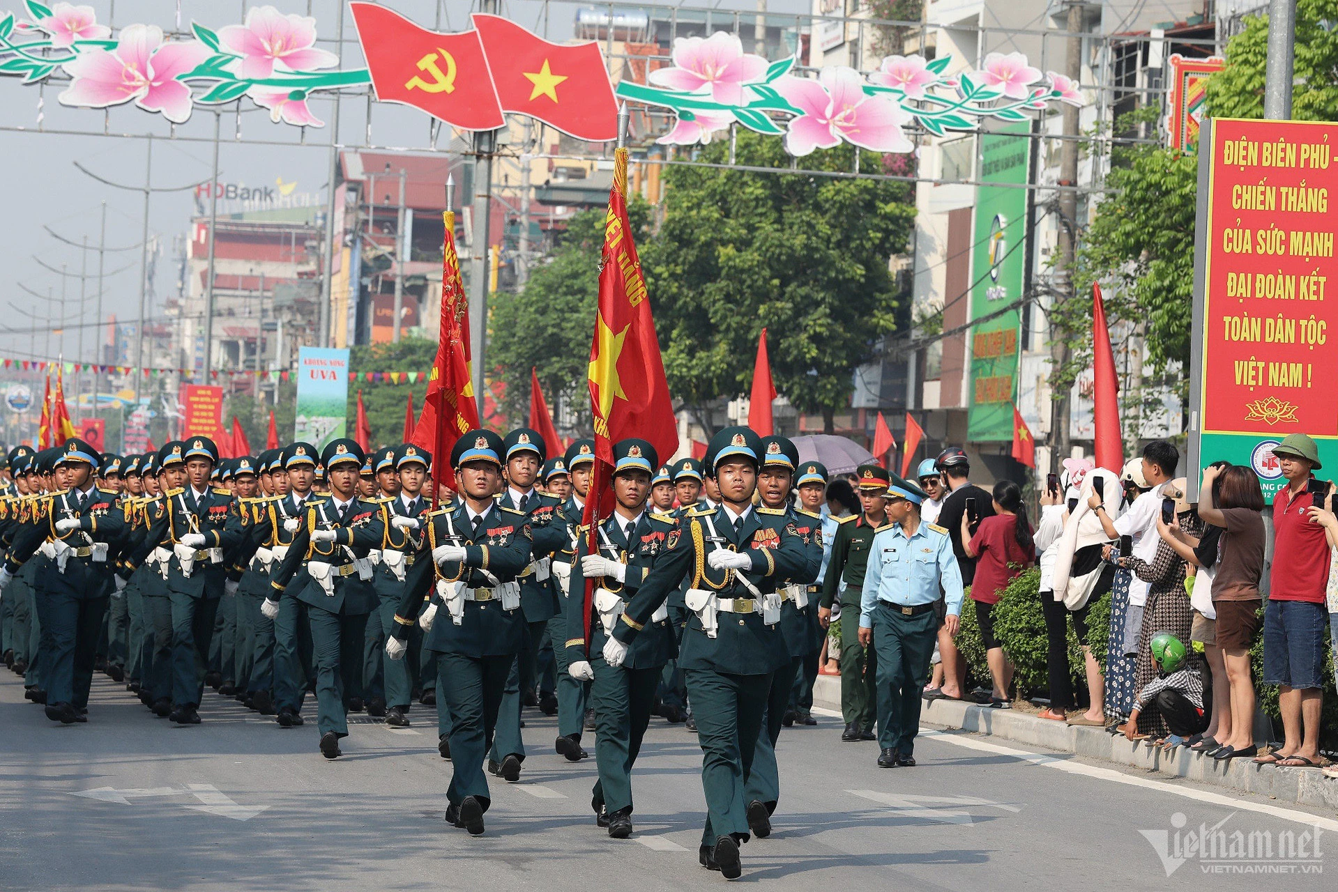 Quân đội và Công an hợp luyện diễu binh trên đường phố Điện Biên