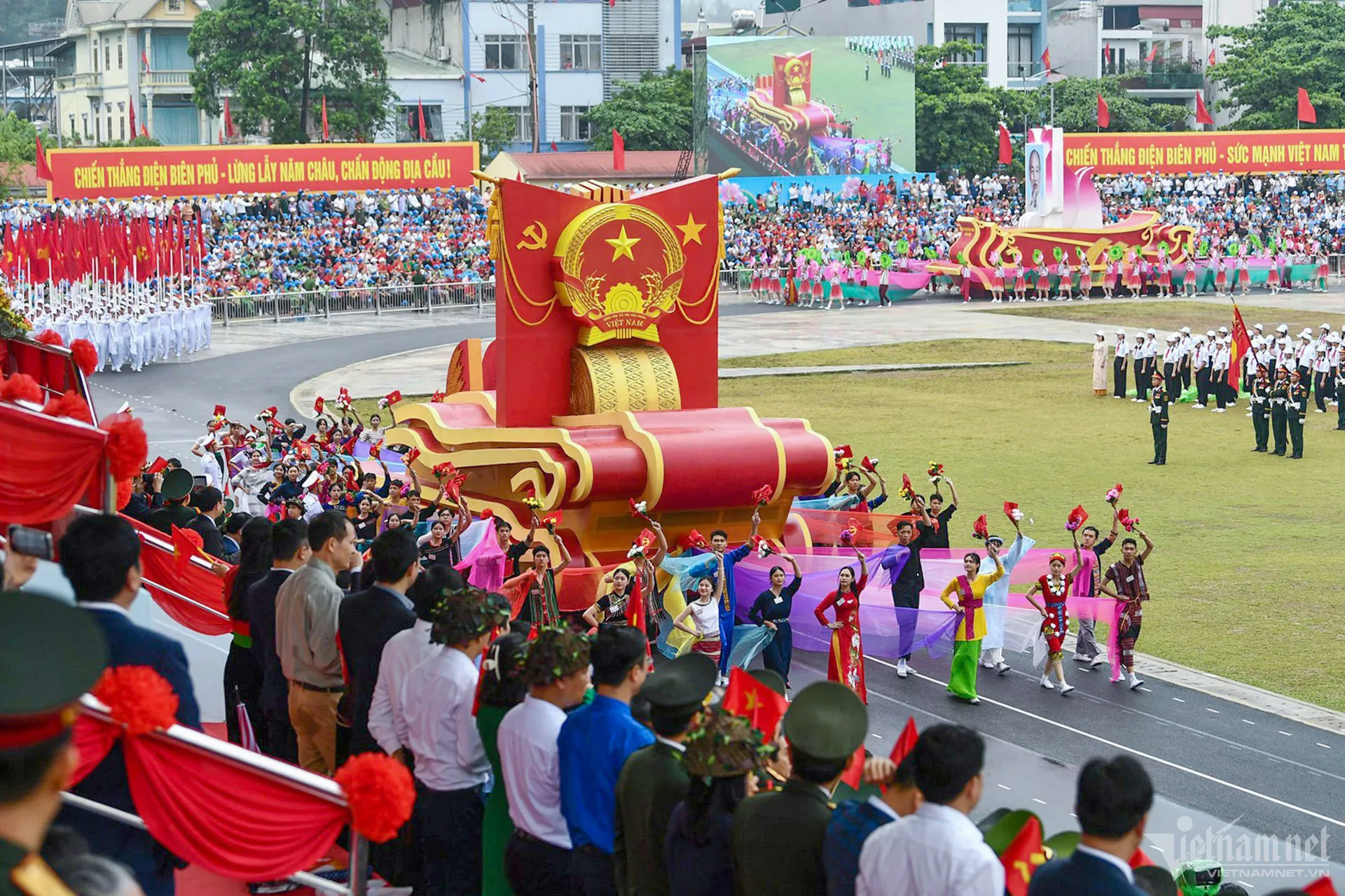 Diễu binh, diễu hành kỷ niệm 70 năm Chiến thắng Điện Biên Phủ. Ảnh: Hoàng Hà