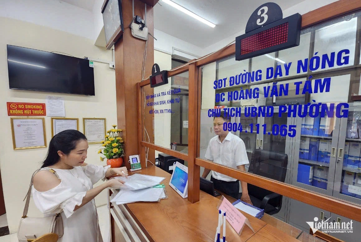 Người dân phường Quang Trung (quận Hà Đông, TP Hà Nội) đi làm thủ tục hành chính tại bộ phận một cửa. Ảnh: Quang Phong