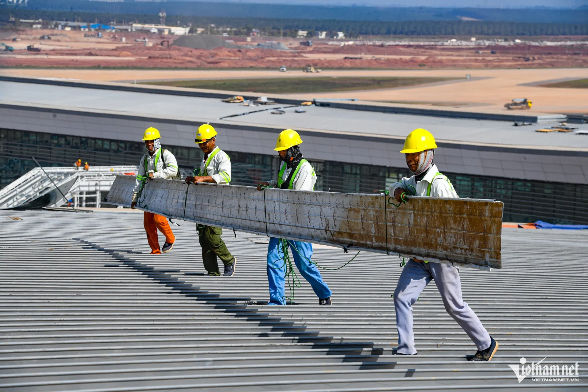 Công nhân thi công trên công trường sân bay Long Thành. Ảnh: Nguyễn Huế