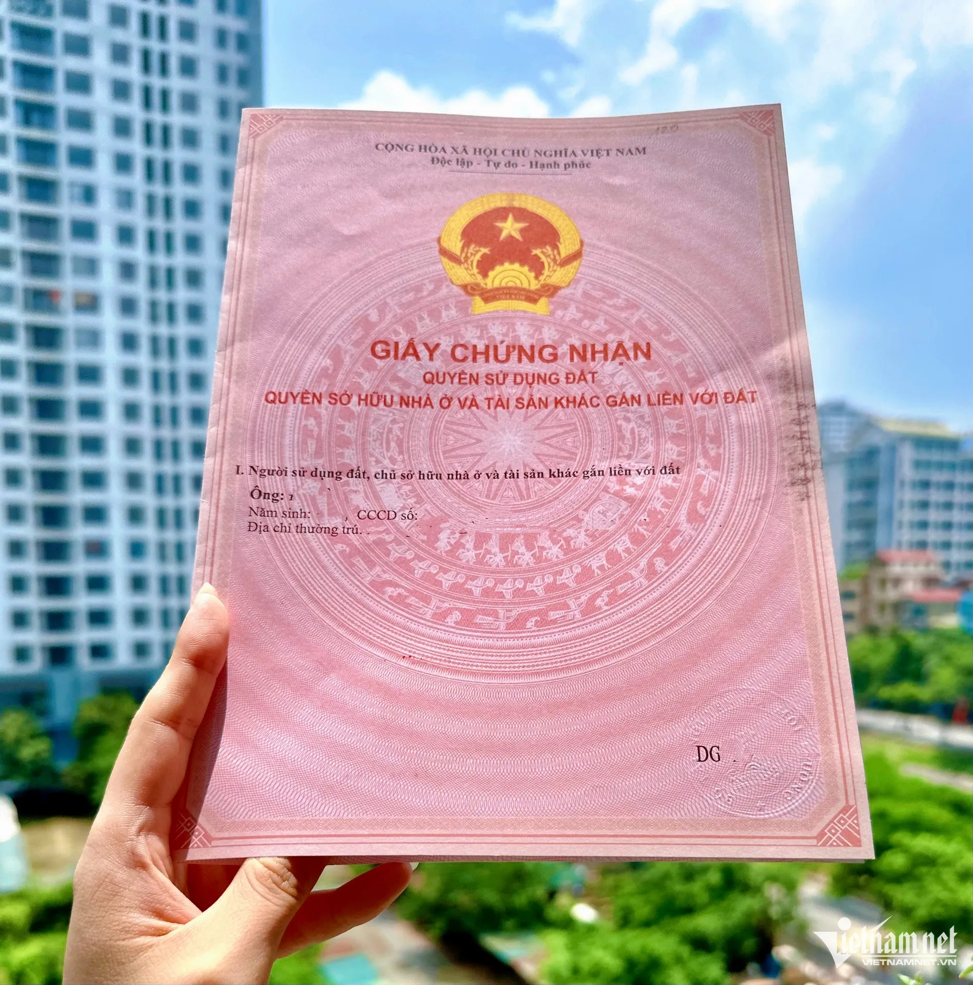 Mẫu sổ đỏ cấp cho người dân năm 2022. Ảnh: Hồng Khanh