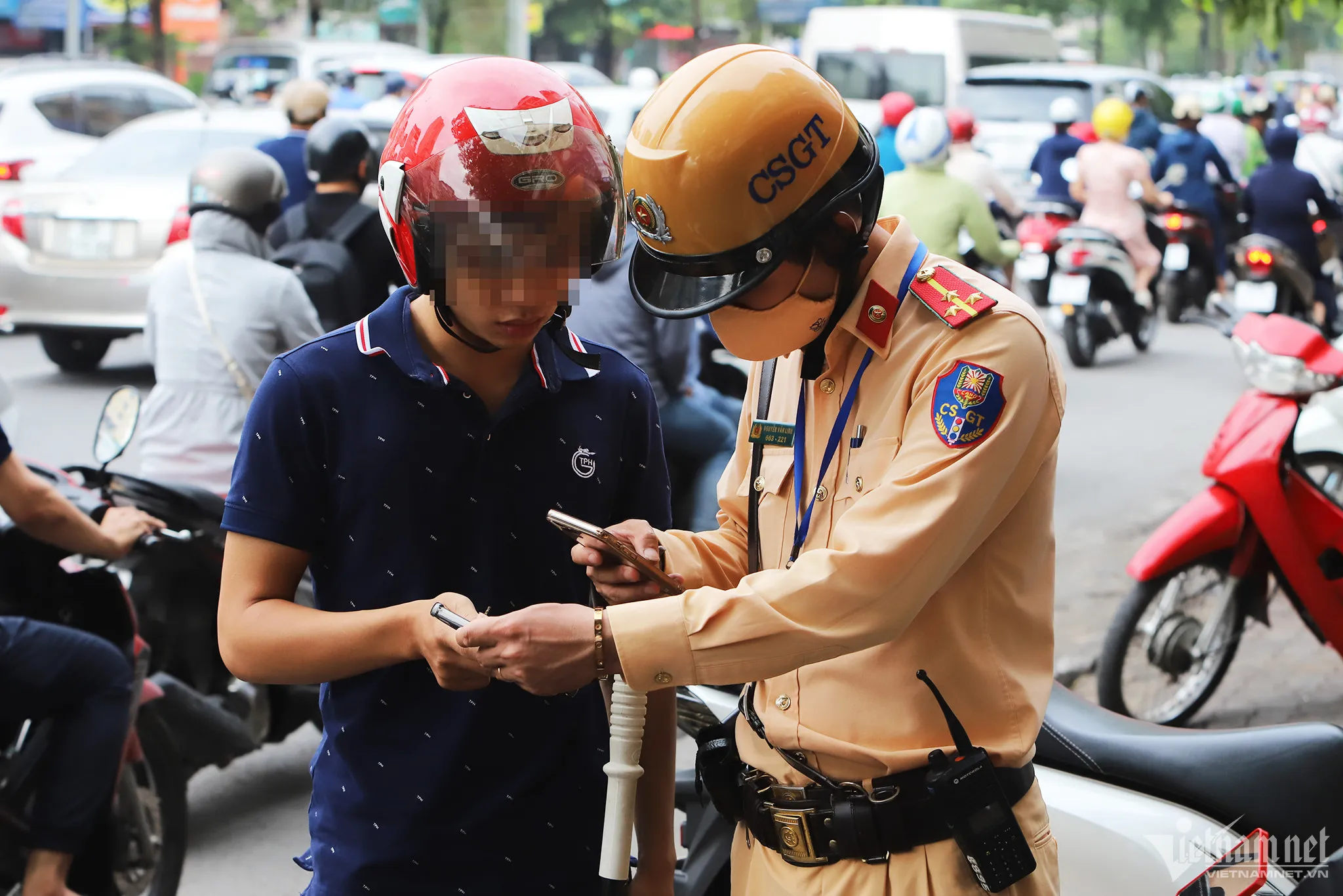 CSGT kiểm tra giấy phép lái xe thông qua VNeID. Ảnh: Đình Hiếu