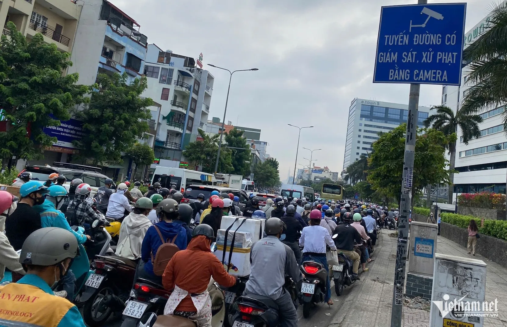 Ùn xe nhưng người dân TPHCM chấp hành luật giao thông trên đường Cộng Hoà. Tuyến đường này đã lắp hệ thống camera giám sát, phạt nguội vi phạm giao thông. Ảnh: Tuấn Kiệt.