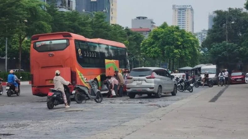 Hiện tượng xe dù, bến cóc trên địa bàn Hà Nội diễn ra khá phức tạp.