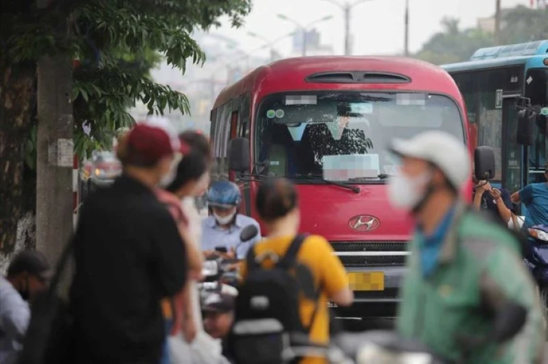 Hà Nội đã triển khai chuyên đề chống xe dù bến cóc, nhưng chỉ trong phạm vi xe hợp đồng biển vàng, không kiểm soát được xe biển trắng.