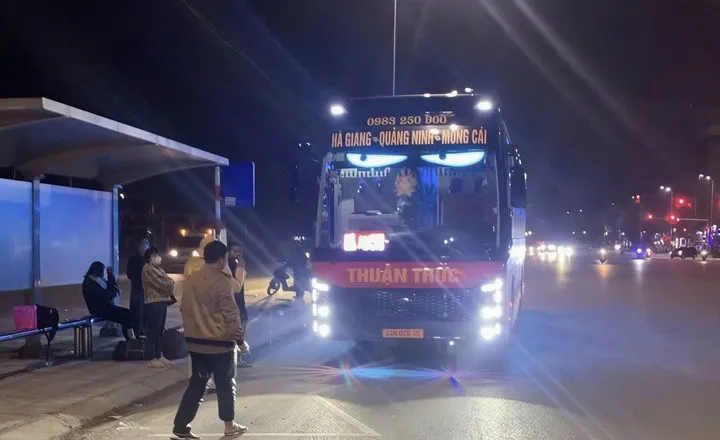 Xe khách chở quá 8 người bị CSGT Bắc Ninh xử phạt. Ảnh: Công an Bắc Ninh