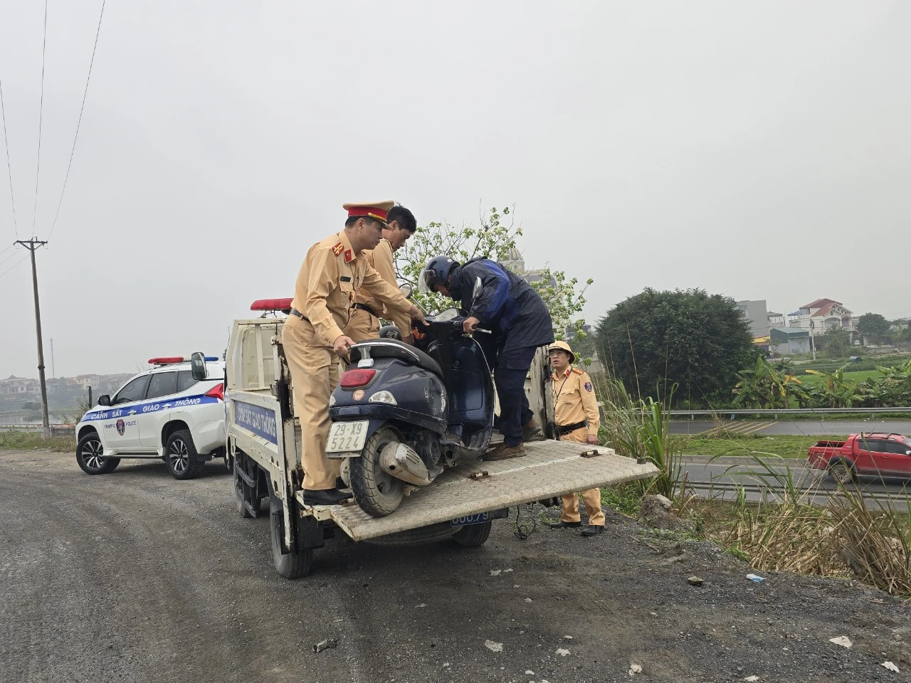 CSGT dùng xe chuyên dụng hỗ trợ đưa phương tiện của người dân đi sửa chữa.