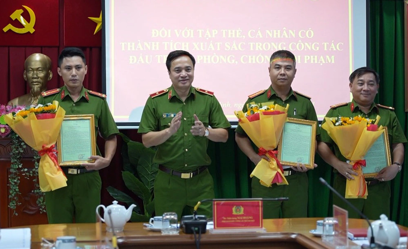 Thiếu tướng Mai Hoàng, Thủ trưởng Cơ quan Cảnh sát điều tra Công an TPHCM trao khen thưởng cho các tập thể, cá nhân có thành tích xuất sắc (Ảnh: Thuận Thiên).