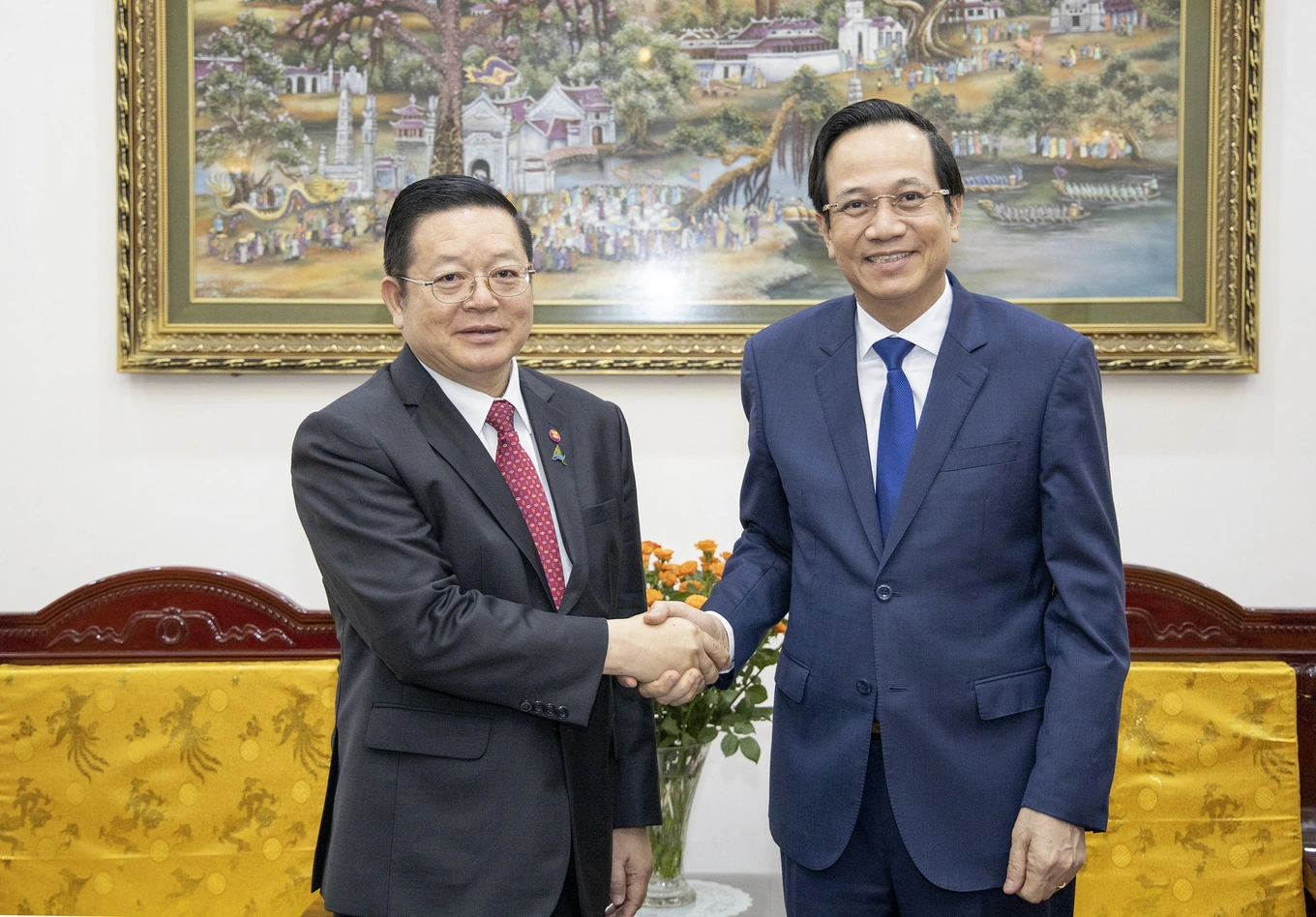 Bộ trưởng Đào Ngọc Dung vui mừng chào đón Tổng Thư ký ASEAN Kao Kim Hourn thăm và làm việc tại Việt Nam (Ảnh: Trần Thắng).