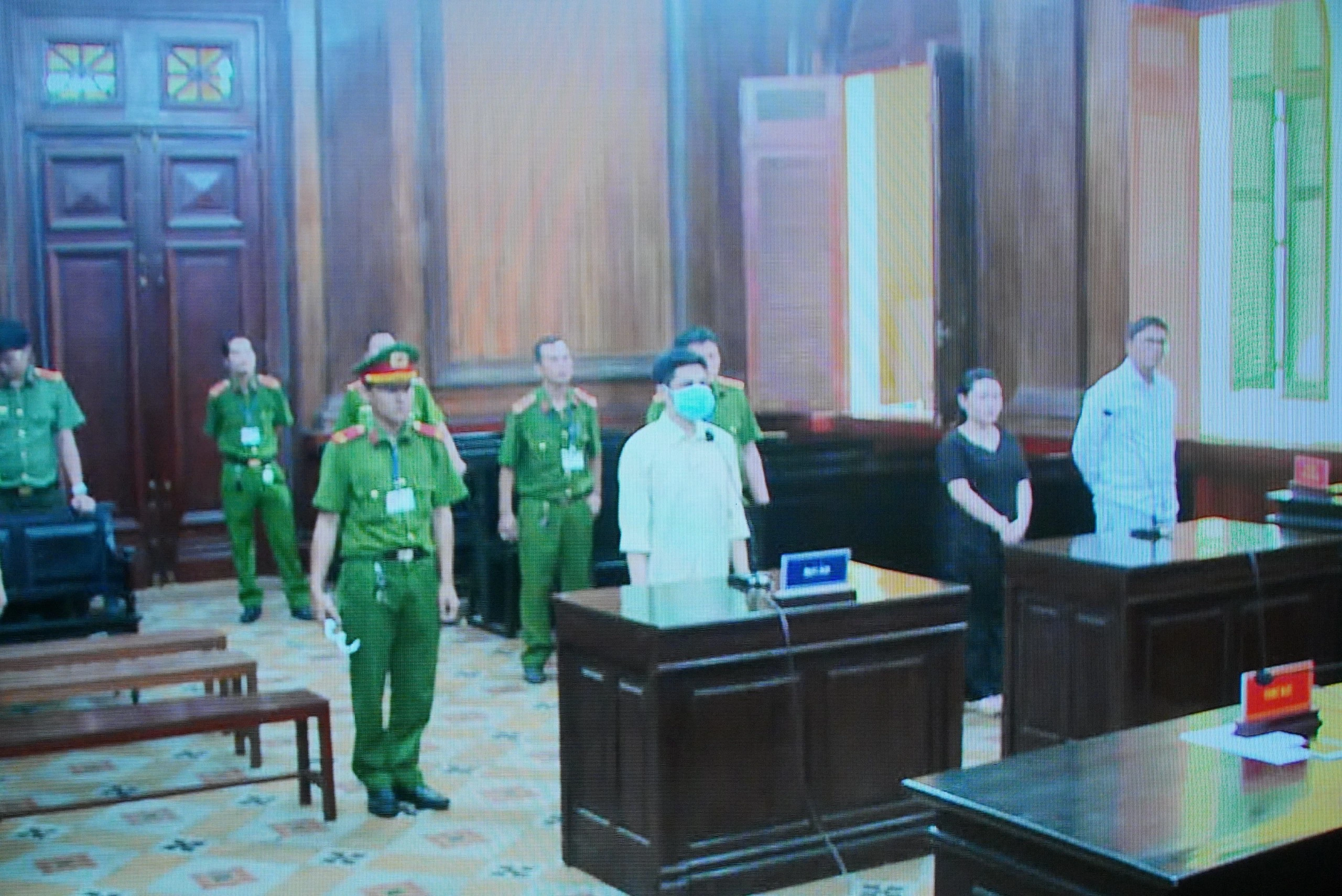 Bị cáo Phan Tất Thành (mang khẩu trang màu xanh) bị tuyên án 8 năm tù