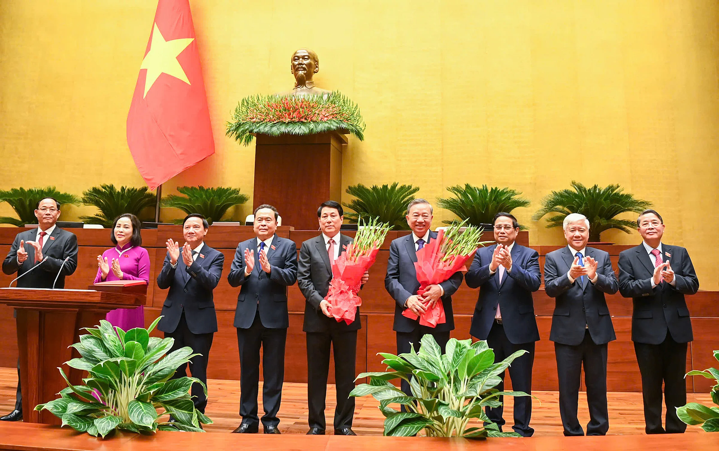 Lãnh đạo Đảng, Nhà nước tặng hoa tân Chủ tịch nước Lương Cường và người tiền nhiệm - Tổng Bí thư Tô Lâm. Ảnh: Hoàng Phong