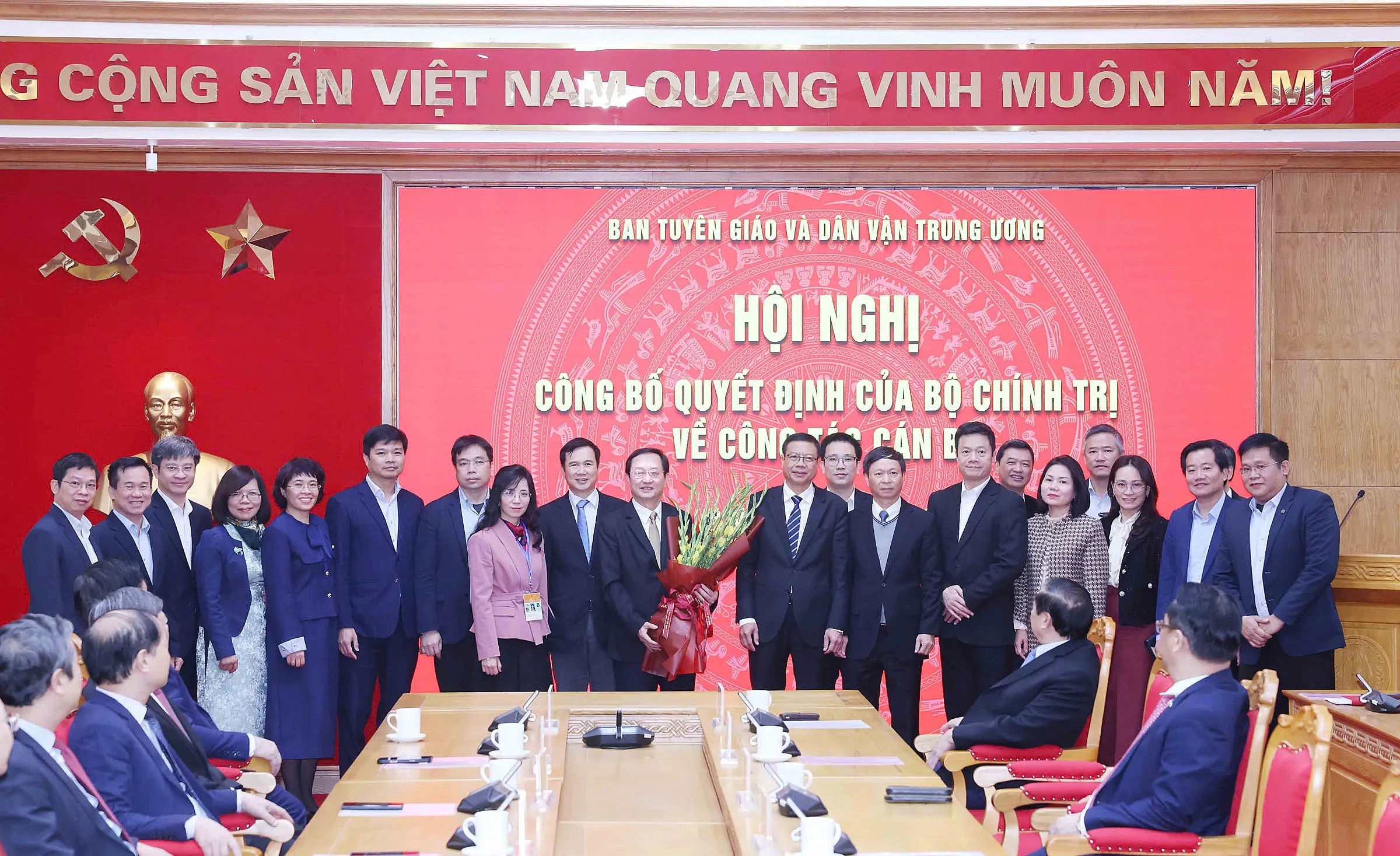 Lãnh đạo các đơn vị thuộc Bộ Khoa học và Công nghệ tặng hoa cho tân Phó trưởng ban Tuyên giáo và Dân vận Trung ương Huỳnh Thành Đạt. Ảnh: Phương Hoa