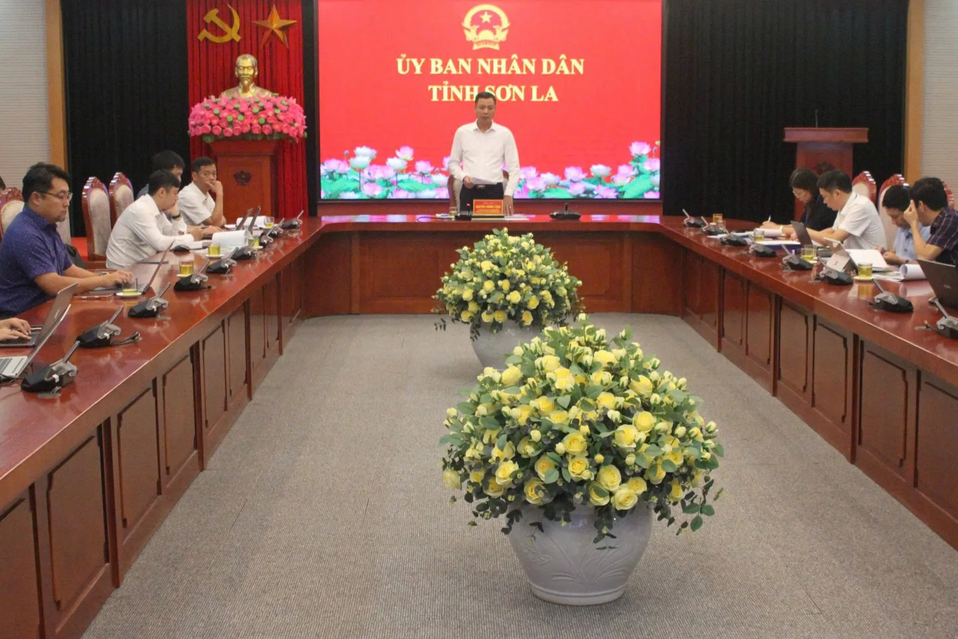 Ông Nguyễn Thành Công, Phó Chủ tịch UBND tỉnh Sơn La chủ trì buổi làm việc của UBND tỉnh về Dự án xử lý sạt lở gắn với phát triển du lịch tại xã Tà Xùa. Ảnh: Nguyễn Nga.