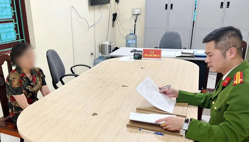 Cán bộ Công an xã Phật Tích làm việc với bà N.T.C. Ảnh: CACC.