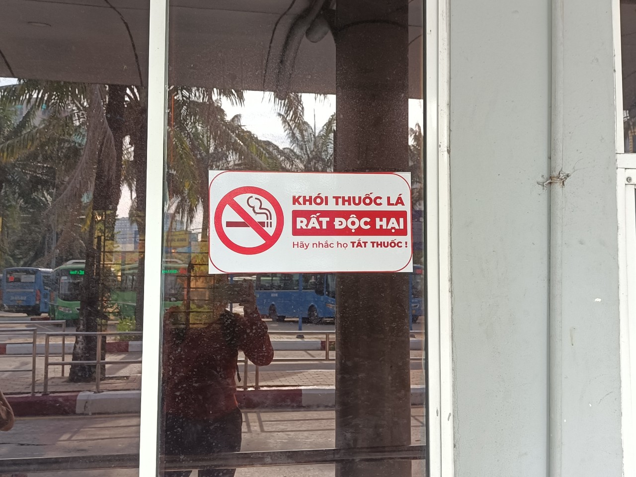 Đề xuất cấm hút thuốc tại đền chùa, bến xe