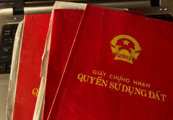 Chồng để bố mẹ đứng tên sổ đỏ mảnh đất mua chung, ly hôn vợ có trắng tay?