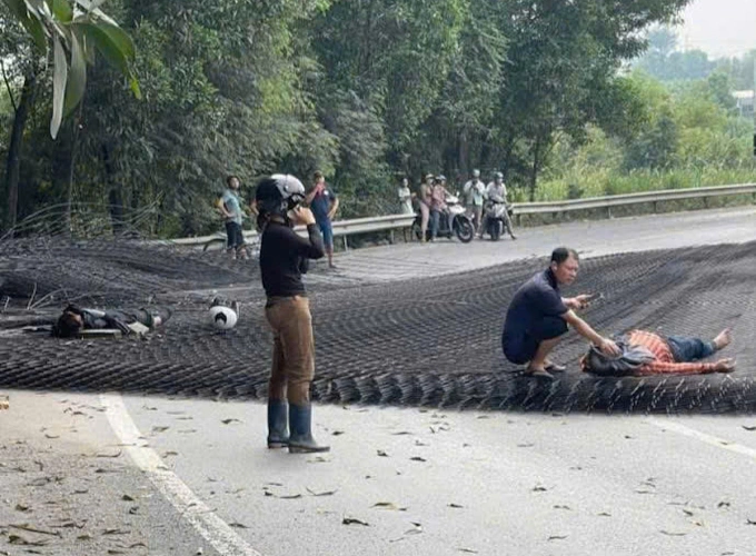 Hàng tấn thép rơi khỏi container, trúng đôi nam nữ đi xe máy