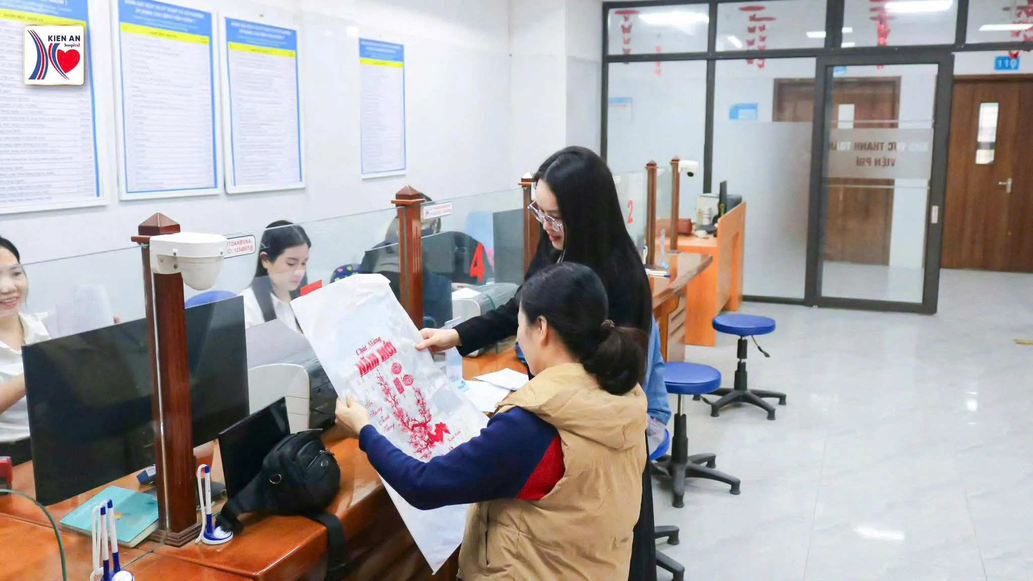 Bệnh viện Kiến An - Hải Phòng: Trao gửi ấm áp qua những cuốn lịch Tết dành cho người bệnh