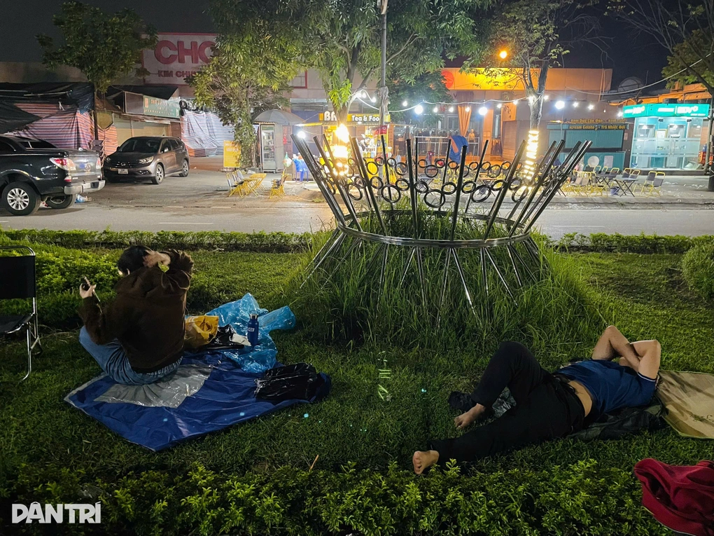Ngủ ở bãi cỏ, vạ vật trắng đêm chờ nộp hồ sơ mua nhà ở xã hội tại Hà Nội