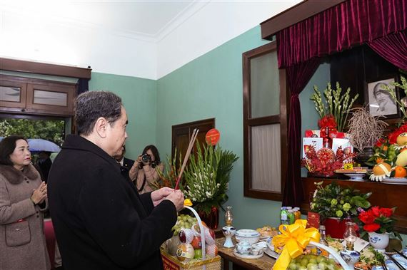 Chủ tịch Quốc hội dâng hương tưởng nhớ Chủ tịch Hồ Chí Minh tại Nhà 67