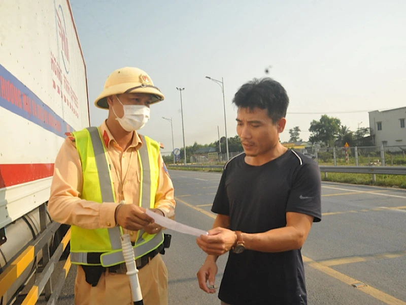 Kiểm tra thông tin qua VNeID có giá trị như kiểm tra trực tiếp giấy tờ