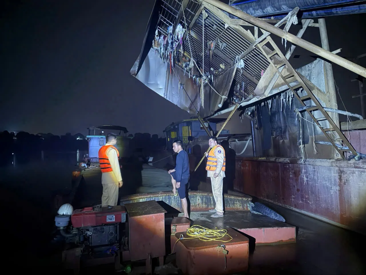 Hà Nội: Bắt giữ 02 phương tiện khai thác cát trái phép trên sông Cầu