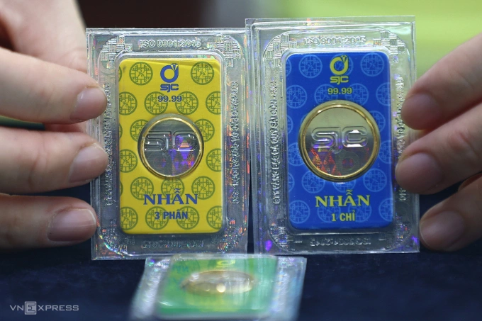 Giá vàng trong nước cao hơn thế giới 24 triệu đồng một lượng